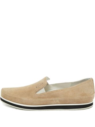 Prada Loafers met logoplakkaat - Beige