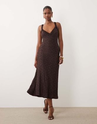 Bardot Vestito midi senza maniche in pizzo color cioccolato con scollo a cuore-Marrone