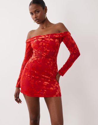 Tfnc Vestito corto a maniche lunghe rosso d&eacute;vour&eacute; con scollo alla Bardot e spalle scoperte