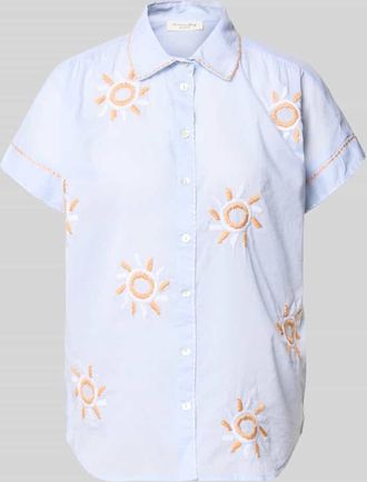 Christian Berg Regular Fit Bluse im Allover-Look mit Stitchings in Hellblau, Gr&ouml;&szlig;e 34