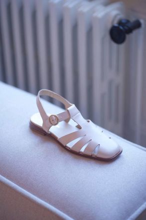 Anne Thomas Womens Hackney Sandal In Latte