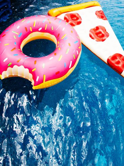 ¡Vamos a la playa! Acompaña tu bikini con flotadores para la playa