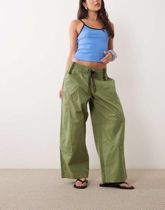 Lioness Fever - Pantaloni multitasche a fondo ampio allacciati e arricciati in vita in cotone kaki-Verde