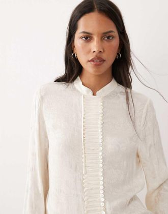 Mango blusa jacquard a collo alto a maniche lunghe con dettagli a bottoni in bianco sporco