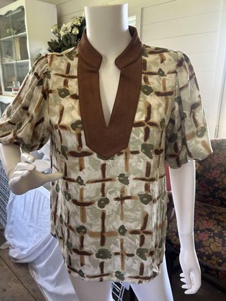 THML Clothing Womens Puff Sleeve Print V-Neck Top In Olive