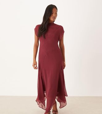 Asos Petite ASOS DESIGN Petite - Vestito lungo accollato in chiffon rosso ciliegia con orlo a fazzoletto