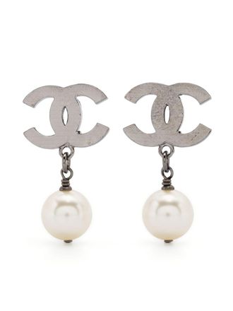 Chanel Orecchini a clip CC con perle sintetiche 2010 - Bianco