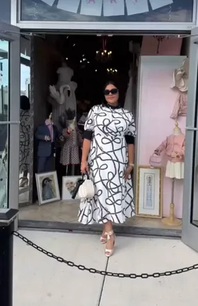 Gracia Rope Chain Print Dress In White Black