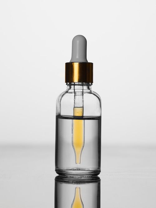 Superfood-Experte Sandro Russo teilt seine Erfahrungen mit uns und erklärt welche tollen Effekte Marula-Öl auf Gesicht, Haut und Haare hat.