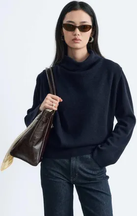 & Other Stories maglione con collo a imbuto in pura lana con dettaglio drappeggiato sulle spalle, blu navy