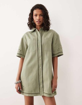 Asos Vestito camicia corto squadrato in denim kaki con finiture smagliate-Verde