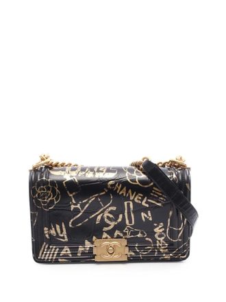 Chanel Borsa a spalla Graffiti Boy media goffrata con battente 2019 - Nero