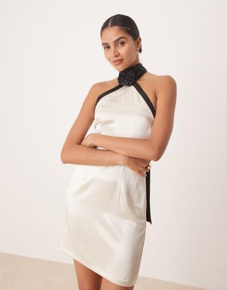 Amy Lynn Vestito corto allacciato al collo in raso oro tenue e nero a contrasto-Bianco