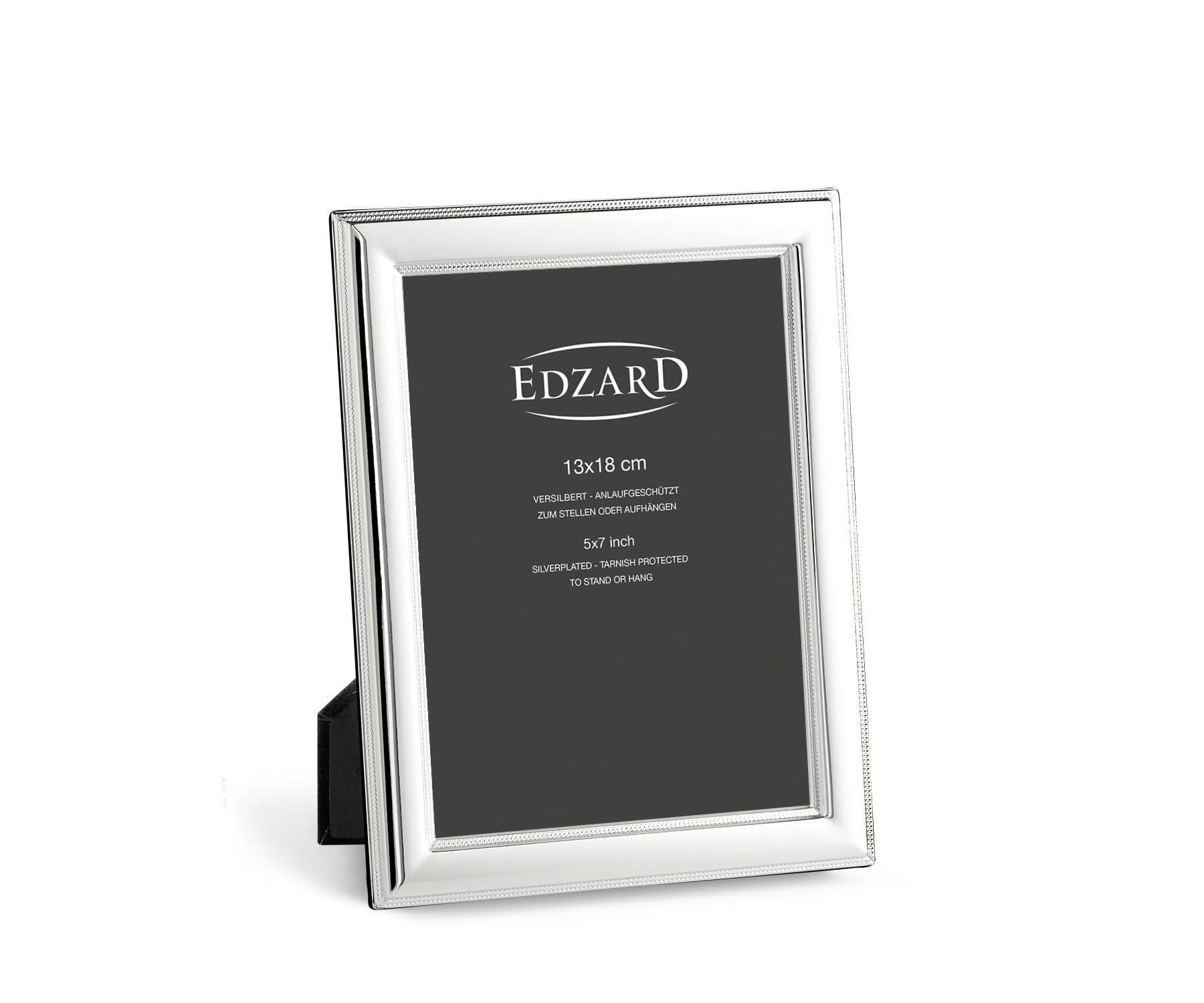 EDZARD Bilderrahmen 'Fano' – Für 10x15 Cm Fotos, Versilbert, Mit Passepartout & Samtrücken, Stell- & Hängbar