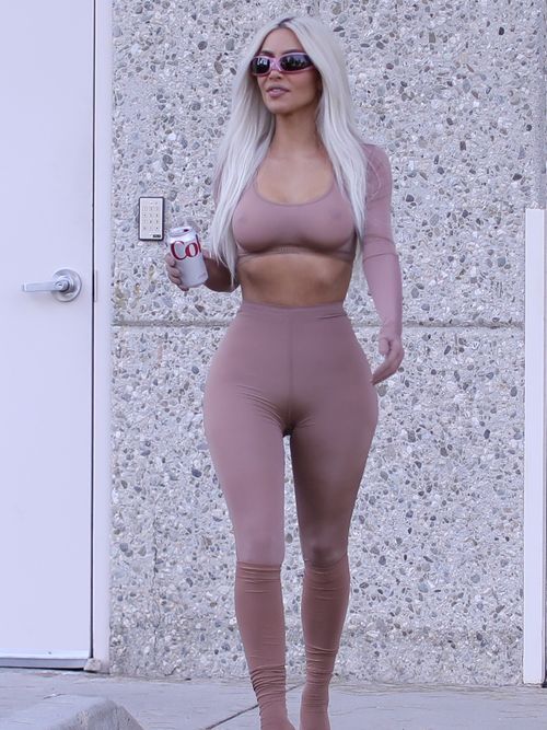 Kim Kardashian definiert Shapewear neu und trägt hier ihre eigene Marke Skims als coolen Street Style Look