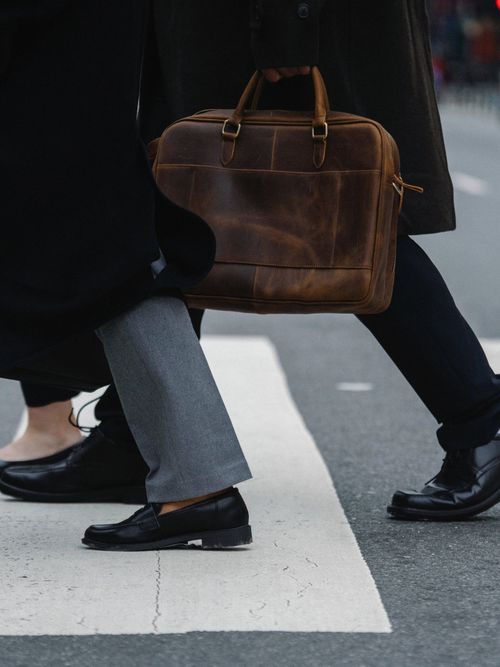 Street Style Foto wo man Schuhe aus Leder sieht.