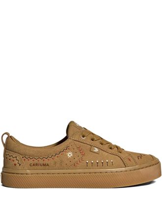 Cariuma Suède sneakers met borduurwerk - Bruin