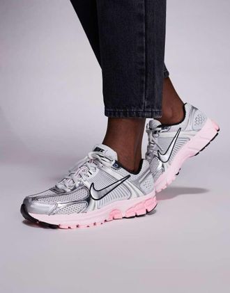 Nike Zoom Vomero 5 - Sneakers argento metallizzato e rosa