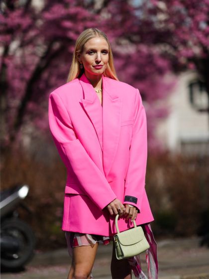 Blazer beige, addio! Ora le influencer indossano solo il blazer fluo