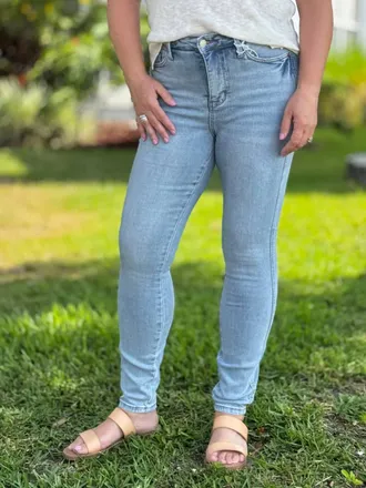 Judy Blue Light Up The Room Skinny Jeans In Light Wash
