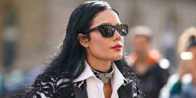 Sängerin Halsey trägt einen fetischartigen Choker mit Sonnenbrillen und Sleek Hair