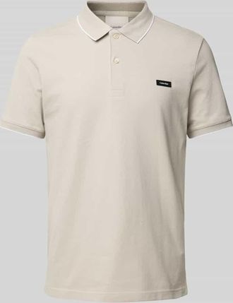 Calvin Klein Poloshirt mit Label-Detail in Stein, Gr&ouml;&szlig;e XL