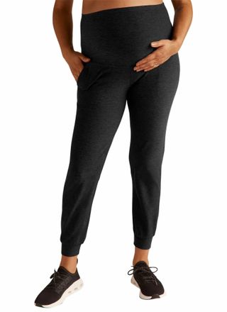 Beyond Yoga Womens Bump Maternity Midi Jogger In Darkest Night