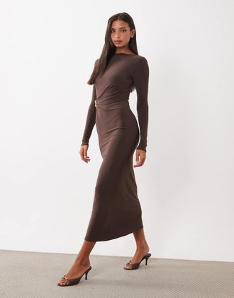 Asos vestito midi a maniche lunghe con dettaglio twist e hardware in chocolate-Marrone
