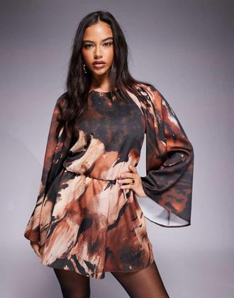 Asos Tuta corta accollata a maniche lunghe in raso con stampa astratta scura-Multicolore