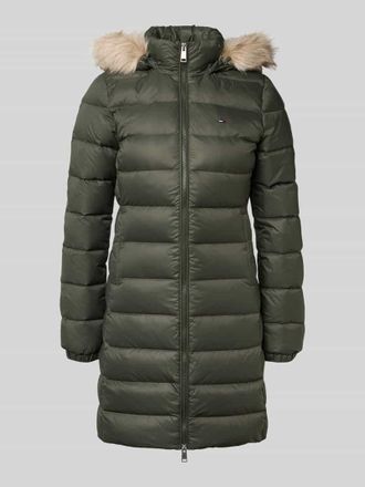 Tommy Jeans Slim Fit Steppmantel mit Daunen-Feder-F&uuml;llung in Oliv, Gr&ouml;&szlig;e S