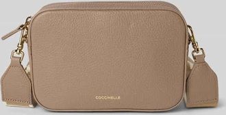 Coccinelle Handtasche mit Label-Applikation Modell TEBE in Taupe, Größe 1