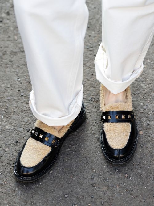 Moderatorin Tamara von Nayhauss trägt Loafers mit Fellbesatz in Berlin