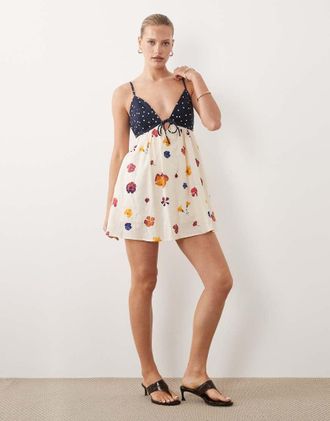 Abercrombie & Fitch Vestito corto vaporoso stile gonna pantalone a fiori con spalline sottili e reggiseno integrato-Multi