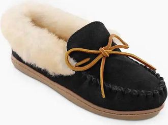 Minnetonka Womens Alpine Sheepskin Moccasins In Black