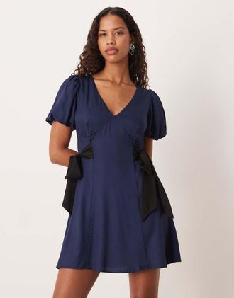 Nobody's Child Remi - Vestito corto blu con scollo a V e maniche a sbuffo con fiocco laterale-Blu navy