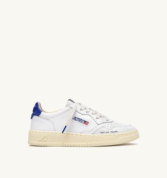 Autry MEDALIST LOW SNEAKERS IN WHITE AND BEAUCOUP BLUE LEATHER