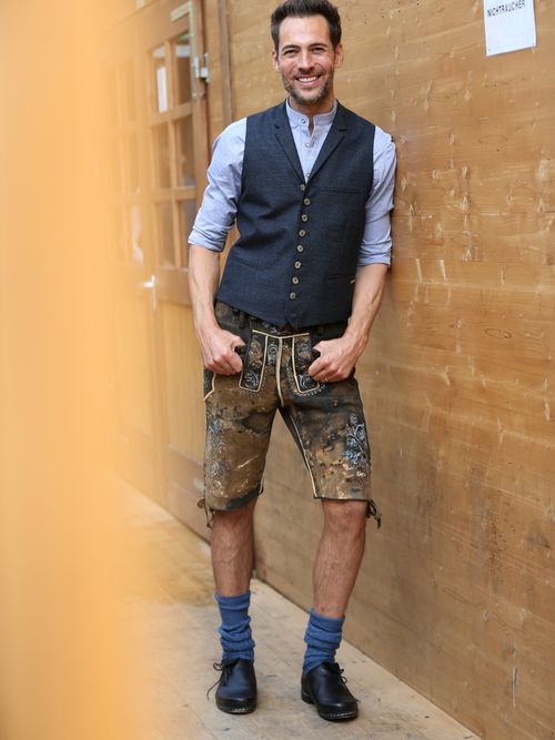 Moderator Alexander Mazza in einem Trachtenoutfit auf der Münchner Wiesn.