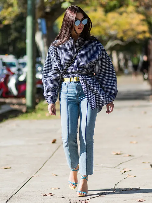 Streetstyle mit voluminöser Karohose und einer Jeans mit Bugfalte.