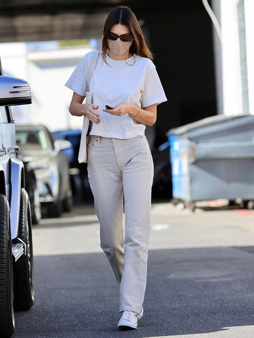 come abbinare jeans bianchi