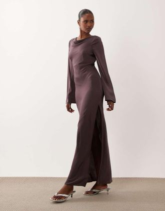 Asos Vestito lungo in raso marrone con maniche svasate