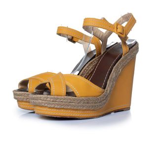 Christian Louboutin Christian Louboutin, okerkleurige leren sleehak sandalen