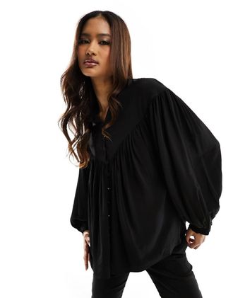 & Other Stories Blusa nera a punto smock con maniche voluminose e volant sul collo-Nero