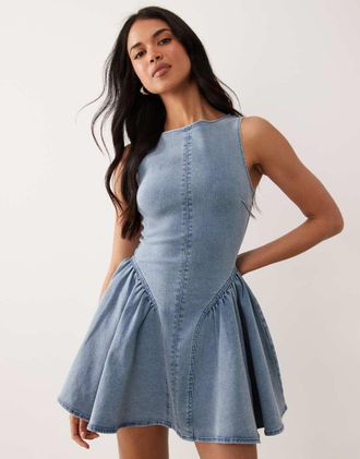 Tfnc Vestito corto in denim elasticizzato blu con gonna a ruota e scollo a barchetta