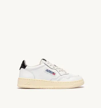 Autry MEDALIST LOW SNEAKERS IN WHITE AND BLACK LEATHER
