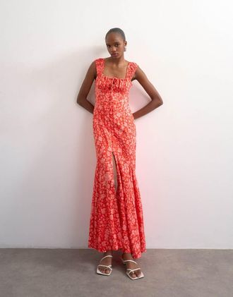 Topshop Prendisole lungo rosso a fiorellini con maniche ad aletta e bottoni sul davanti