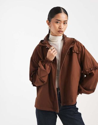 Miss Selfridge Giacca a vento arricciata in vita color cioccolato con volant-Marrone