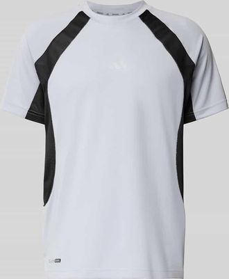 adidas T-Shirt mit Label-Print in Mittelgrau, Gr&ouml;&szlig;e XXL