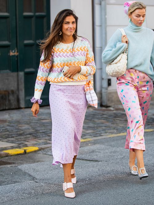 Midiröcke in Jeans, mit Plissee oder in schlichtem Schwarz sehen super aus, sind aber alles andere als einfach zu kombinieren. Hier kommen 5 Styling-Tipps!