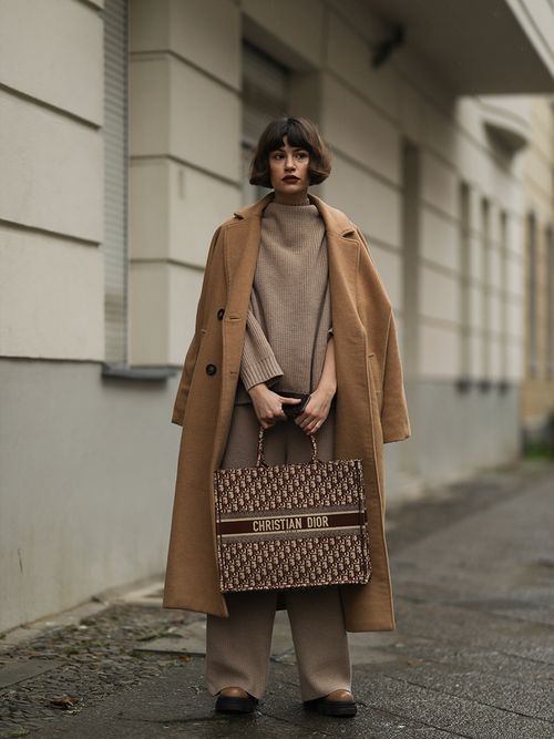 Streetstyle mit einem Total-beige-Look und einer großen Dior Tote-Bag.