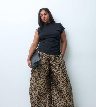 Asos Curve pantaloni barrel sartoriali con stampa leopardata metallizzata-Marrone